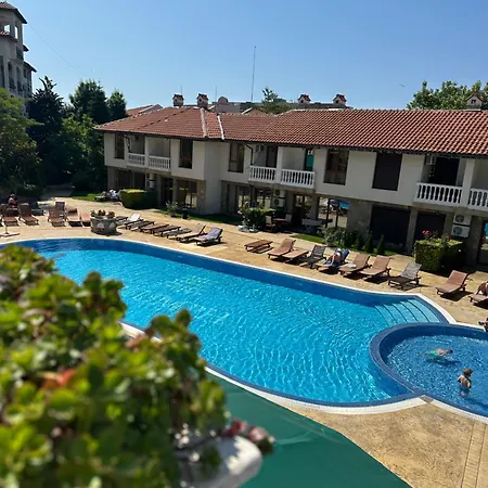 аппартамент в триумфе святой влас 300м от моря, бассейн. Апартаменты *